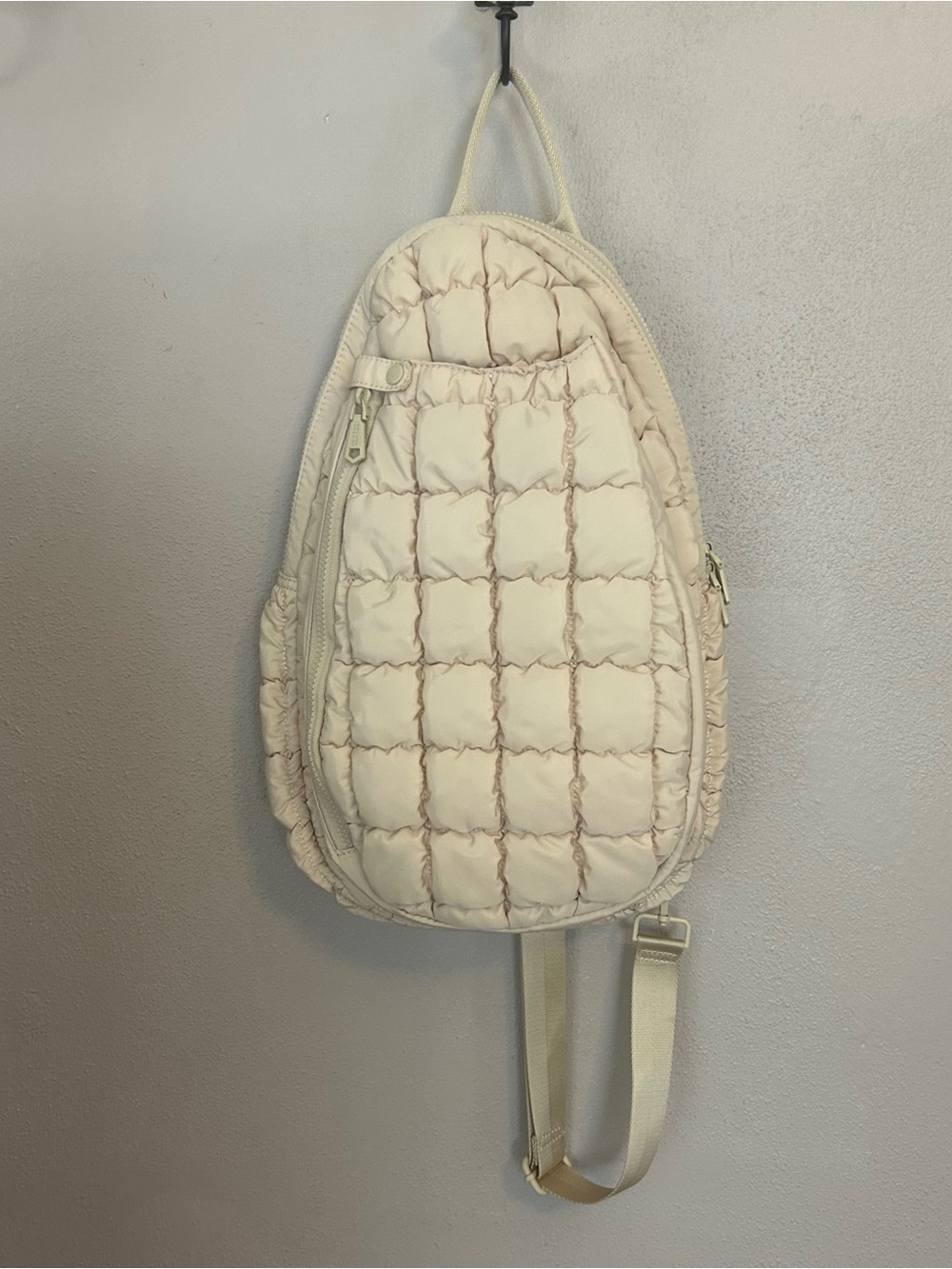 Quilted puffer Sling pickleball paddle tennis sling Backpack in Light Beige - Picture 2 of 6